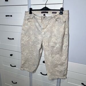 Gloria Vanderbilt. Amanda style. Plus size 22W. Jean. Floral Capri. Pastels.